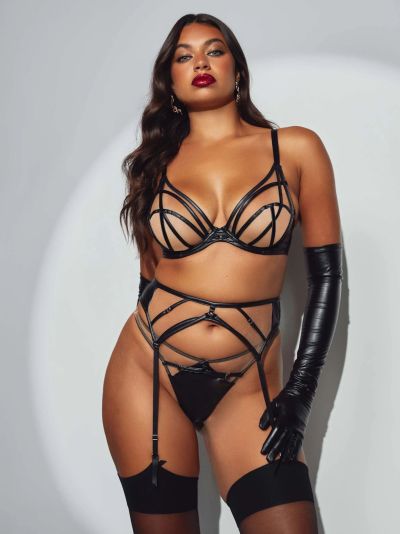 Playful Promises Ramona UW Strap & Mesh -rintaliivit Black Leatherette Kaarituettu, toppaamaton meshliivi remmiyksityiskohdilla. 65-100, D-K PP-3220-L